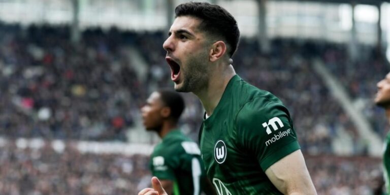 Koulierakis portant le maillot de la Roma, en train de négocier avec Wolfsburg.