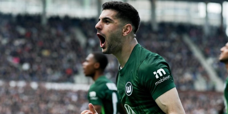 Koulierakis portant le maillot de la Roma, en train de négocier avec Wolfsburg.