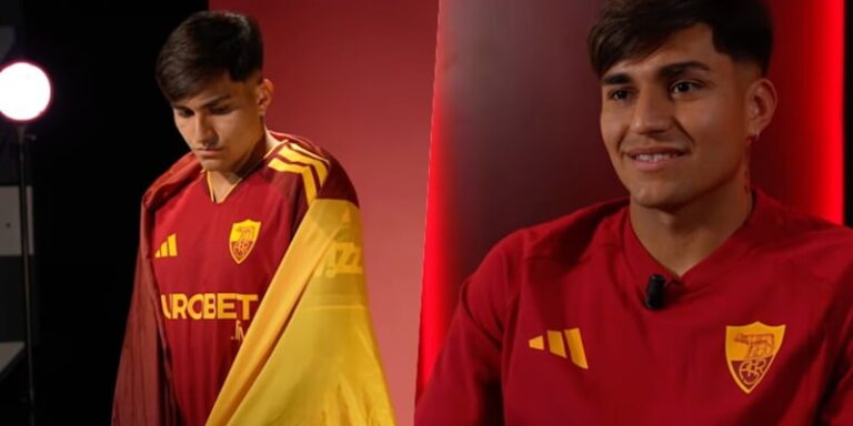 Paulo Dybala en tenue de la Roma lors de sa présentation au Stadio Olimpico
