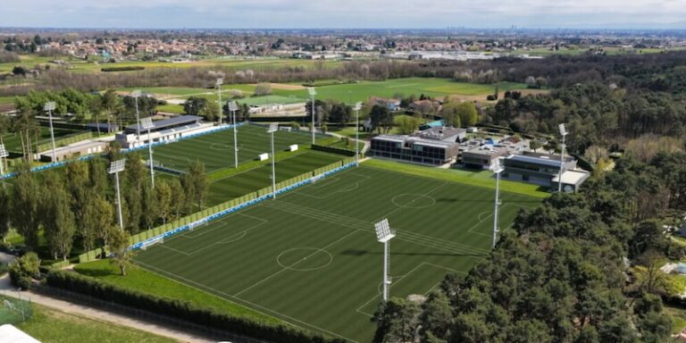 Yan Diomandé en tenue du Real Madrid lors de sa présentation au Santiago Bernabéu