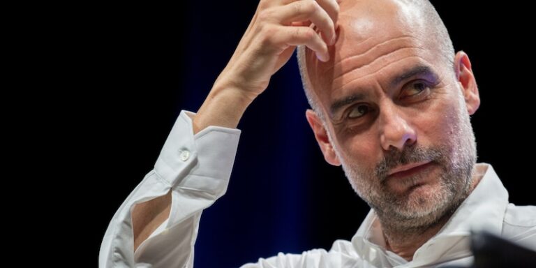 Pep Guardiola entoure de billets de 20 millions d'euros, logo FIGC en arrière-plan.