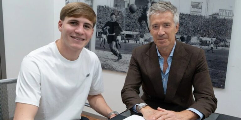 Martin Amondarain souriant avec le maillot de Bologna