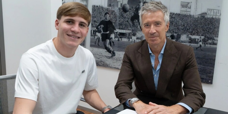 Martin Amondarain souriant avec le maillot de Bologna