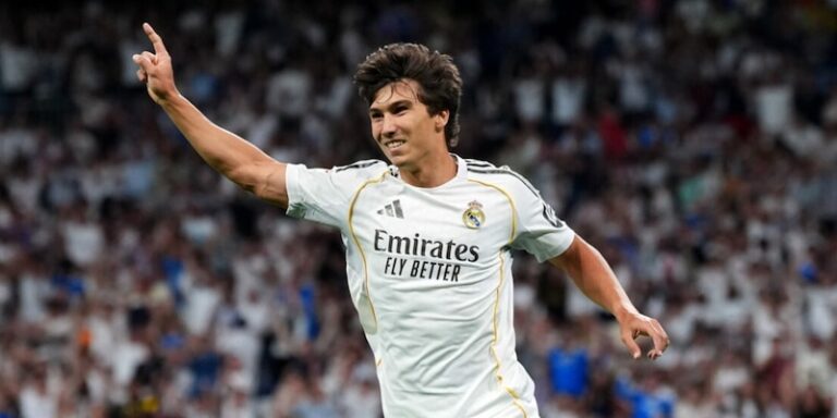 Rodri en discussion avec Carlo Ancelotti au Santiago Bernabéu