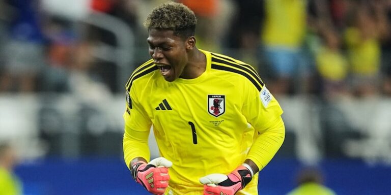 Zion Suzuki en action sous les couleurs du Sint-Truidense lors d'un match de Jupiler Pro League