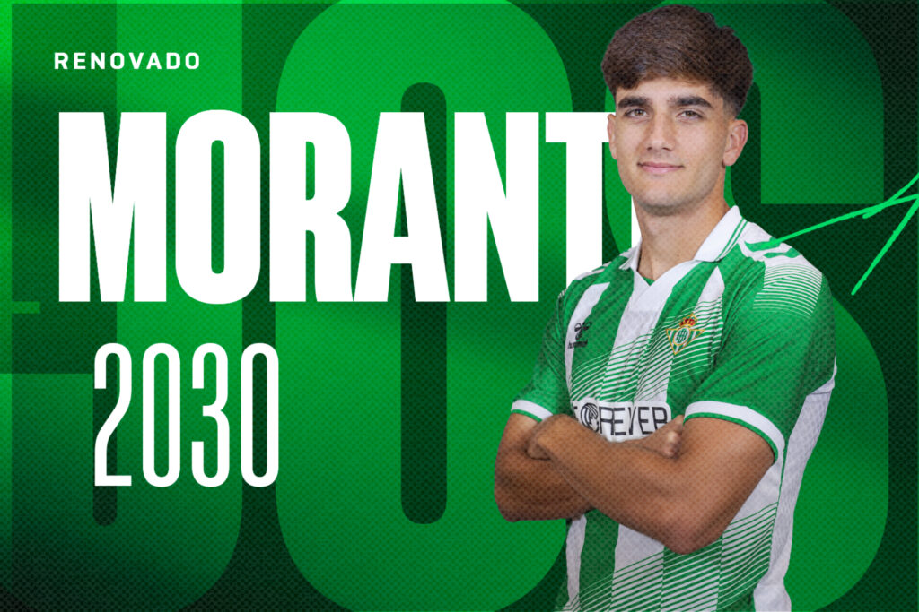 Jesus Rodriguez Morante signant son contrat de prolongation au Betis Seville devant le logo du club
