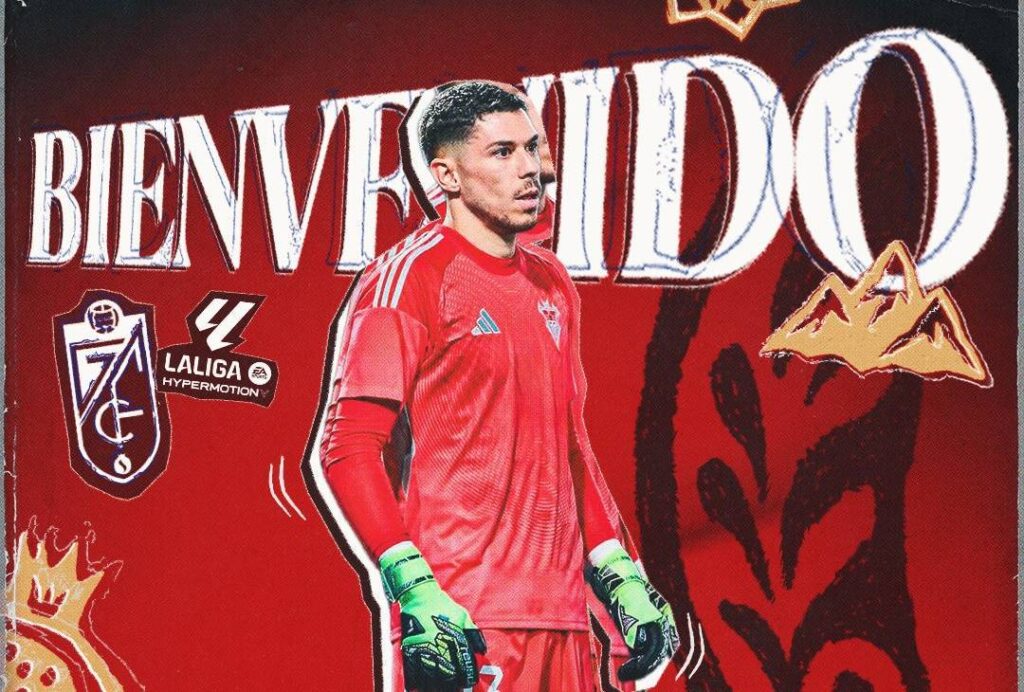 Gardien Lizoain pose avec le maillot du Granada CF après son transfert