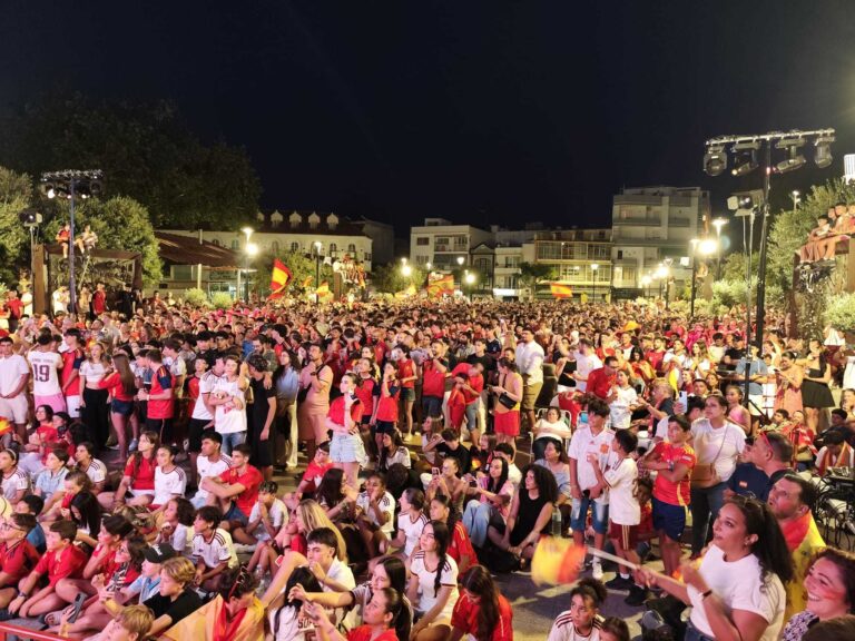 Foule à Fuengirola célébrant l'Espagne championne du monde 2026 devant un écran géant