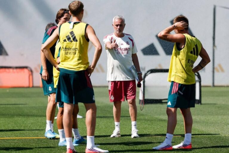 José Mourinho sur le banc du Real Madrid lors de son premier match face à Alcorcón