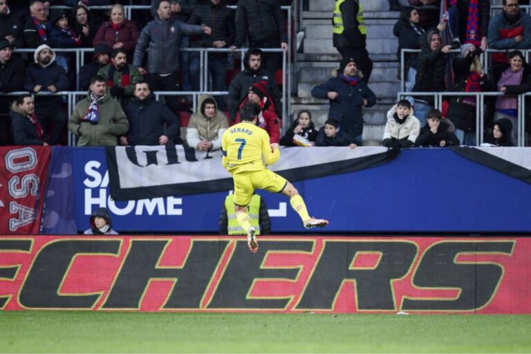 Gerard Moreno soulevant le maillot de Villarreal dans le stade de La Ceramica