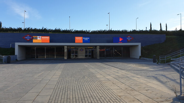 Vue aerienne d'un Metro bondé devant le stade Metropolitano avec des supporters de l'Atletico Madrid