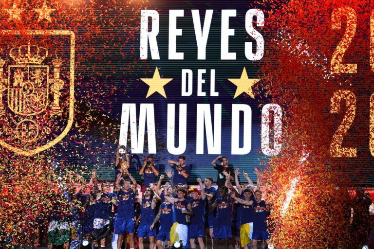 Equipe d'Argentine souleve le trophee de la Coupe du monde 2026 tactique de Scaloni Messi