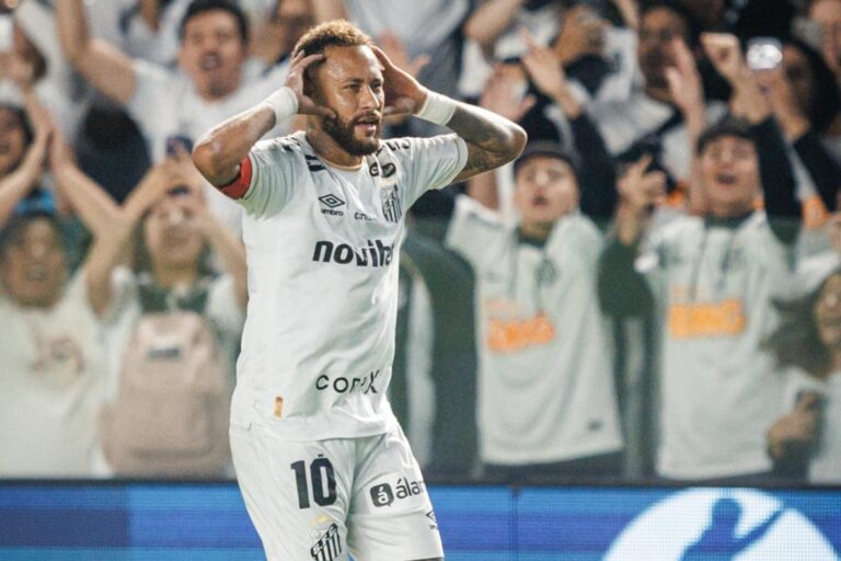 Neymar célébrant son but avec les supporters du Santos au Vila Belmiro