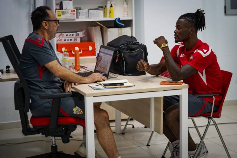 Cédric Cipenga en tenue de l'Almería lors de sa présentation officielle