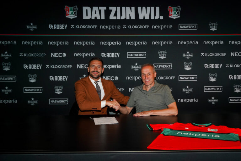 Dusan Tadic en tenue du NEC Nimègue lors de sa présentation officielle au Goffertstadion