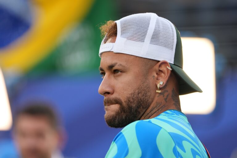Neymar en larmes lors de son dernier match avec la Seleção brésilienne
