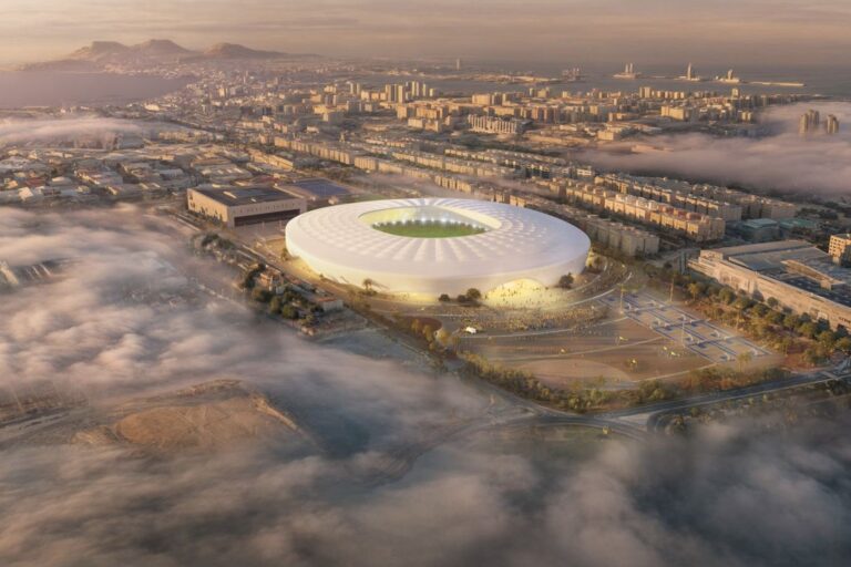 Chantier du stade Santiago Bernabéu avec la façade high-tech "La Nube" en construction