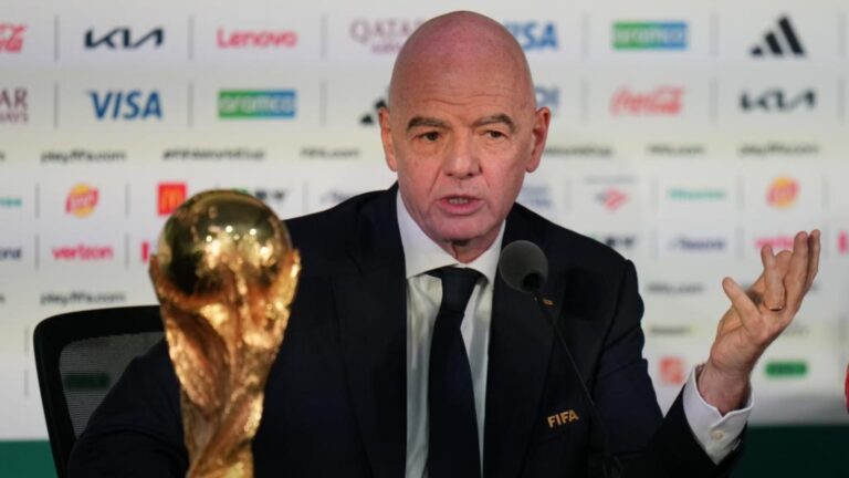 Gianni Infantino lors d'une conférence de presse sur la guerre FIFA vs UEFA