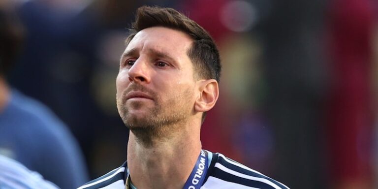 Messi triste après la défaite de l'Argentine en finale du Mondial 2026 contre l'Espagne au MetLife Stadium