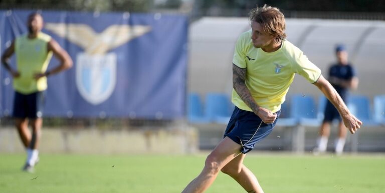 Manuel Rovella et Mattia Zaccagni célébrant un but avec la Lazio lors du match contre la Flaminia Civita Castellana