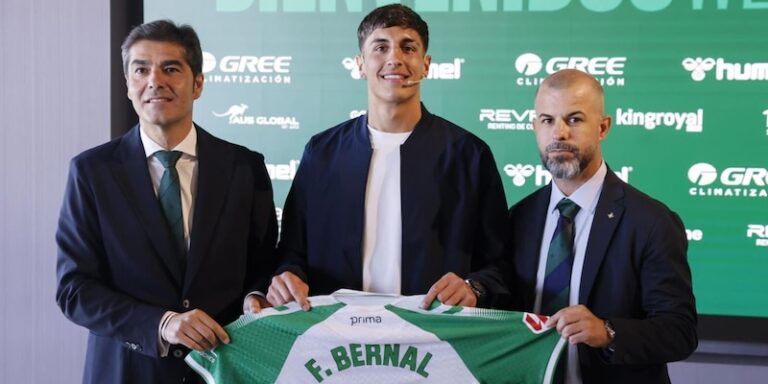 Facundo Bernal en tenue du Real Betis lors de sa présentation officielle