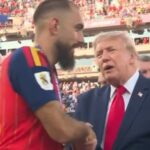 España-Argentina: Borja Iglesias le da la mano a Donald Trump por miedo a la cárcel, 1 gesto forzado que lo dice todo