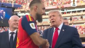 Espanha-Argentina: Borja Iglesias aperta a mão de Donald Trump por medo da prisão, 1 gesto forçado que diz tudo