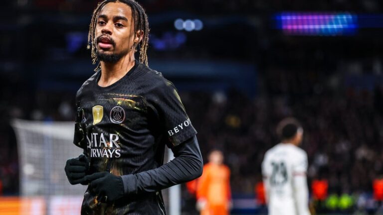 Bradley Barcola en discussion avec Liverpool, avec le maillot du PSG en arrière-plan