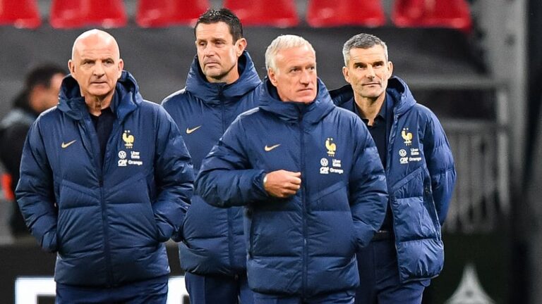 Didier Deschamps en conférence de presse avec l’équipe de France