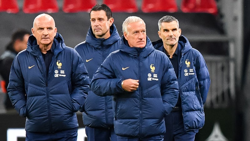 Didier Deschamps entouré de son staff technique lors de la Coupe du monde 2026