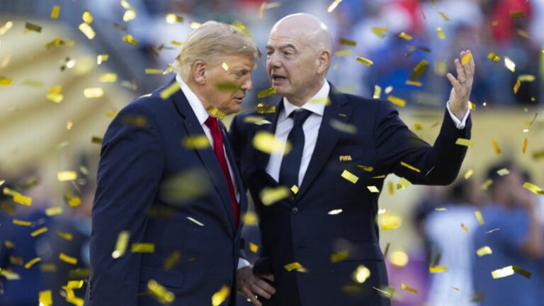 Gianni Infantino lors d'une conférence de presse sur la vente de parts de la FIFA