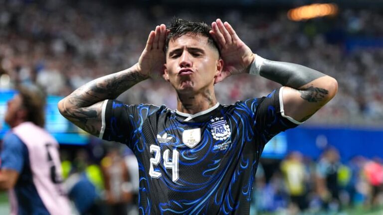 Enzo Fernandez célèbre son but sans sourire pour l'Argentine en demi-finale de la Coupe du monde 2026
