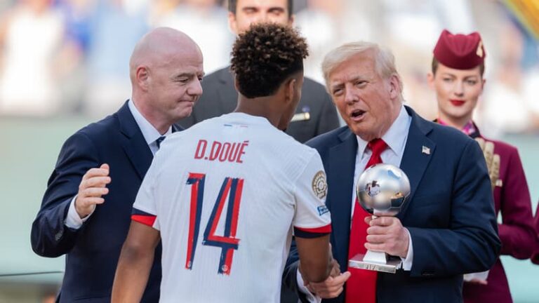 Donald Trump saluant la foule au MetLife Stadium lors de la finale du Mondial 2026