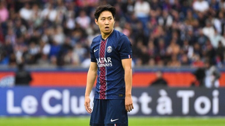 Kang-In Lee en tenue de l'Atlético de Madrid lors de sa présentation au Wanda Metropolitano