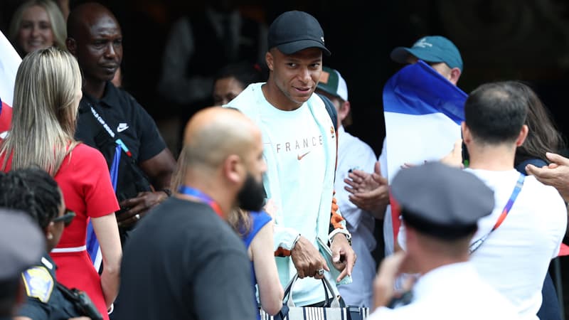 Joueurs de France et Angleterre sur le terrain du Hard Rock Stadium lors du match pour la 3e place du Mondial 2026