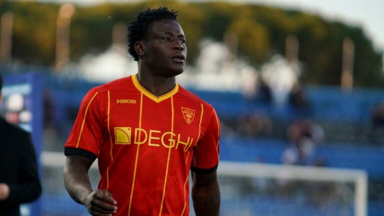 Lameck Banda en tenue de Lecce lors d'un entraînement