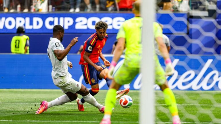 Lamine Yamal célébrant un but pour l'Espagne au SoFi Stadium lors du Mondial 2026 contre l'Autriche, symbolisant le réveil de la Roja.