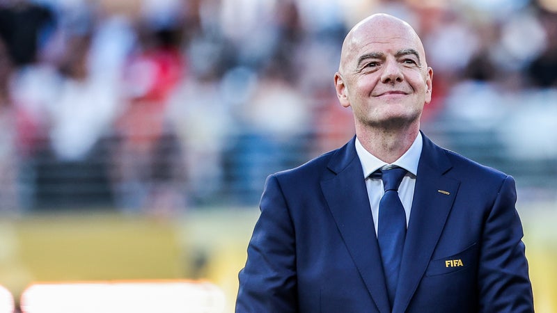 Yan Diomandé en duel face à un défenseur du Real Madrid lors d'un match de Ligue des Champions