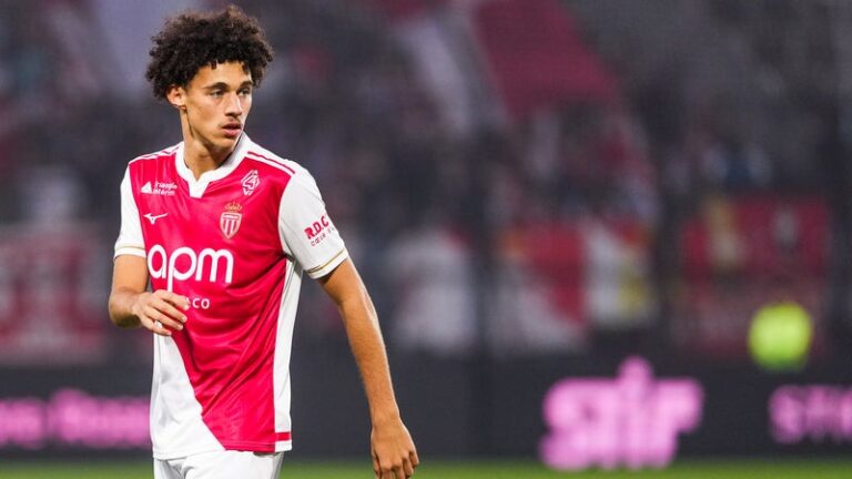 Maghnes Akliouche en discussion avec les dirigeants du PSG et de Monaco