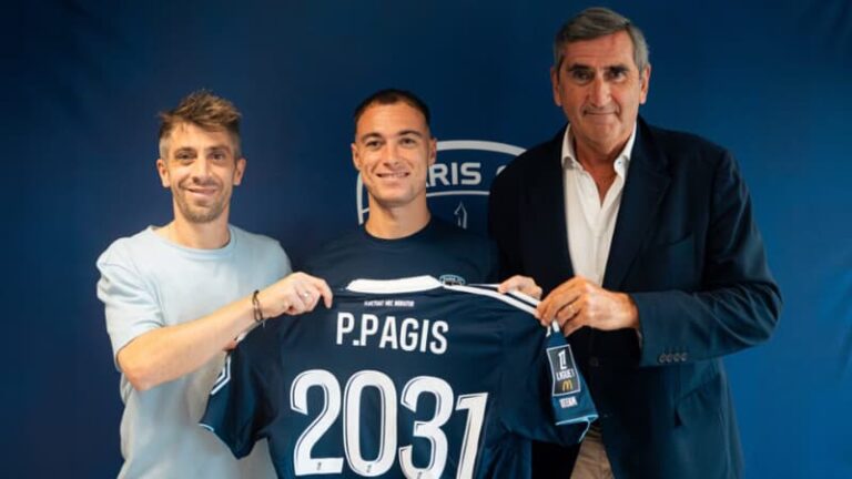 Pablo Pagis signant un contrat avec le Paris FC