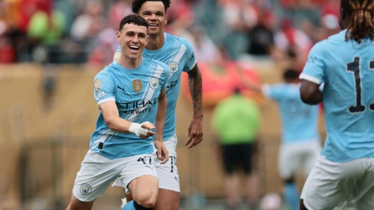 Phil Foden célébrant sa prolongation avec Manchester City