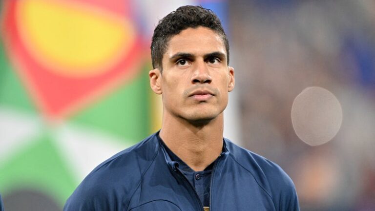 Raphaël Varane en action sous le maillot de Manchester United, défendant avec intensité.