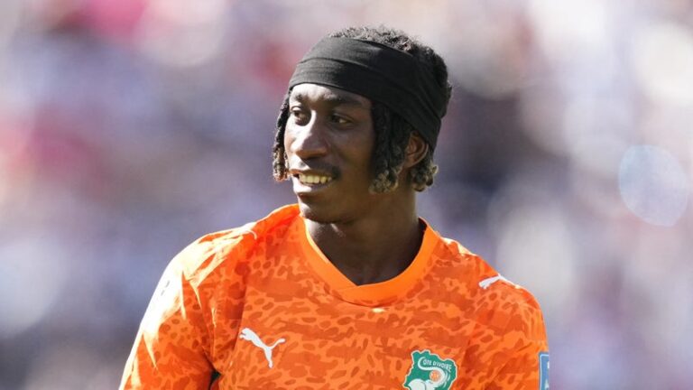 Yan Diomandé en tenue du Real Madrid au Santiago Bernabéu