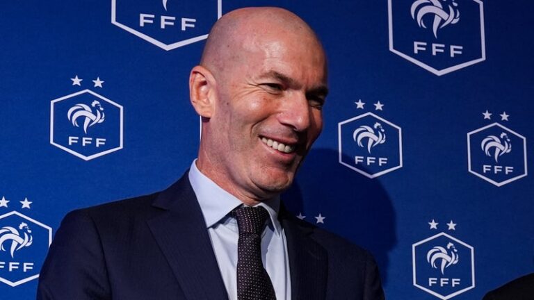 Zinédine Zidane et Kylian Mbappé lors d’un entraînement de l’équipe de France