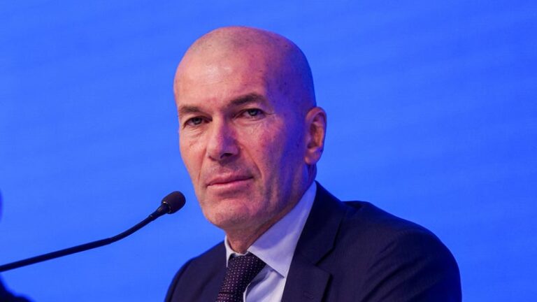 Zinédine Zidane lors de sa première conférence de presse en tant que sélectionneur de l'équipe de France