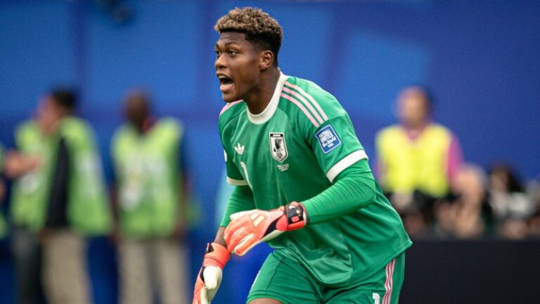Zion Suzuki en action avec le PSG