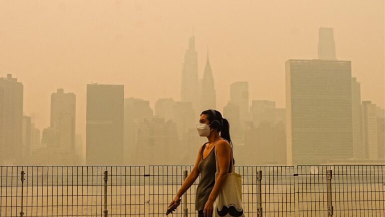 Fumee incendie menacant MetLife Stadium finale Mondial 2026