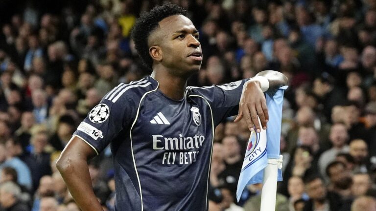 Vinicius Jr célébrant un but avec le Real Madrid au Santiago Bernabéu