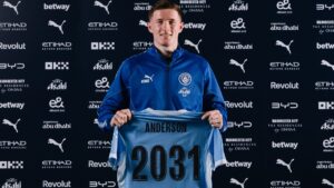 Elliot Anderson en maillot de Manchester City célébrant devant Old Trafford après le transfert record