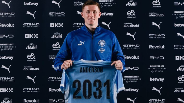 Elliot Anderson en maillot de Manchester City célébrant devant Old Trafford après le transfert record